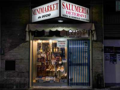 Una volta giunti sul posto capiamo subito di trovarci davanti a un minimarket per via dell�insegna luminosa che recita �Salumeria�Detersivi�. Sotto la scritta � riportato anche il numero di telefono dell�attivit�, che come per tutti i recapiti �di un tempo� non � accompagnato dal prefisso 080